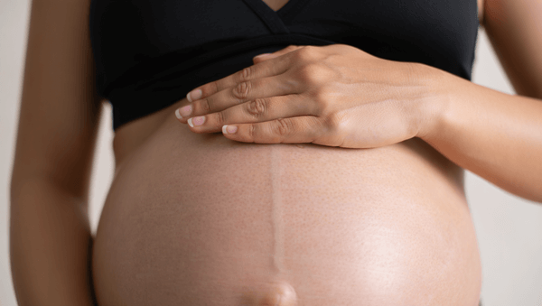 truc-grand-mere-main-entre-seins-et-ventre-grossesse