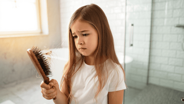 Ma fille perd ses cheveux par poignée : faut-il s’inquiéter et que faire ? ma-fille-perd-cheveux-par-poignee